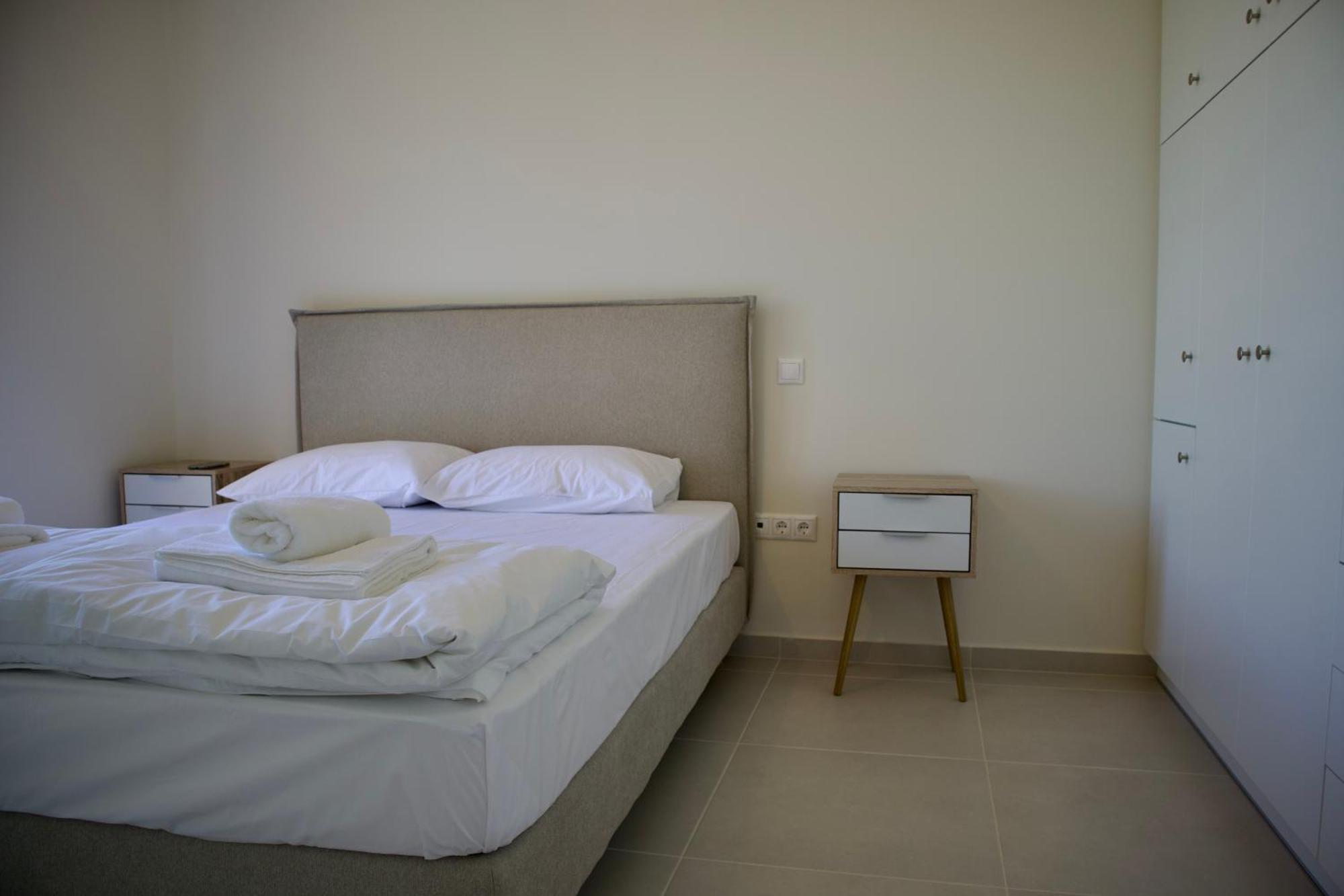 Resitour - Aphrodite Beachfront Pirgos Psilonerou الغرفة الصورة