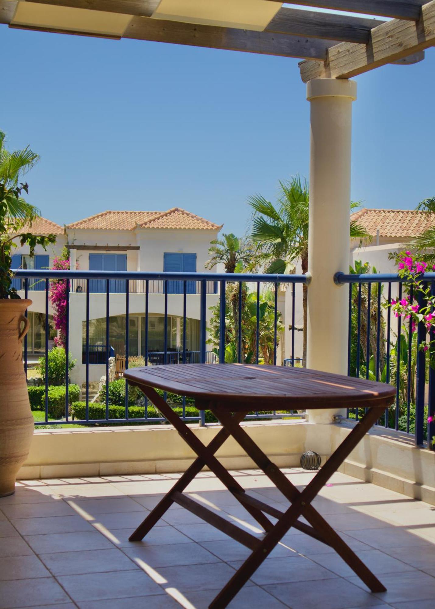 Resitour - Aphrodite Beachfront Pirgos Psilonerou الغرفة الصورة