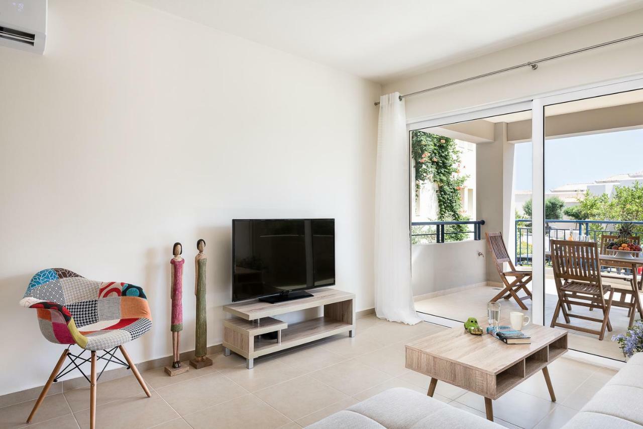 Resitour - Aphrodite Beachfront Pirgos Psilonerou الغرفة الصورة
