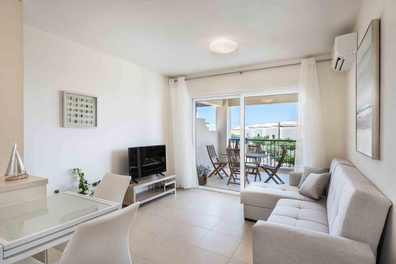 Resitour - Aphrodite Beachfront Pirgos Psilonerou الغرفة الصورة